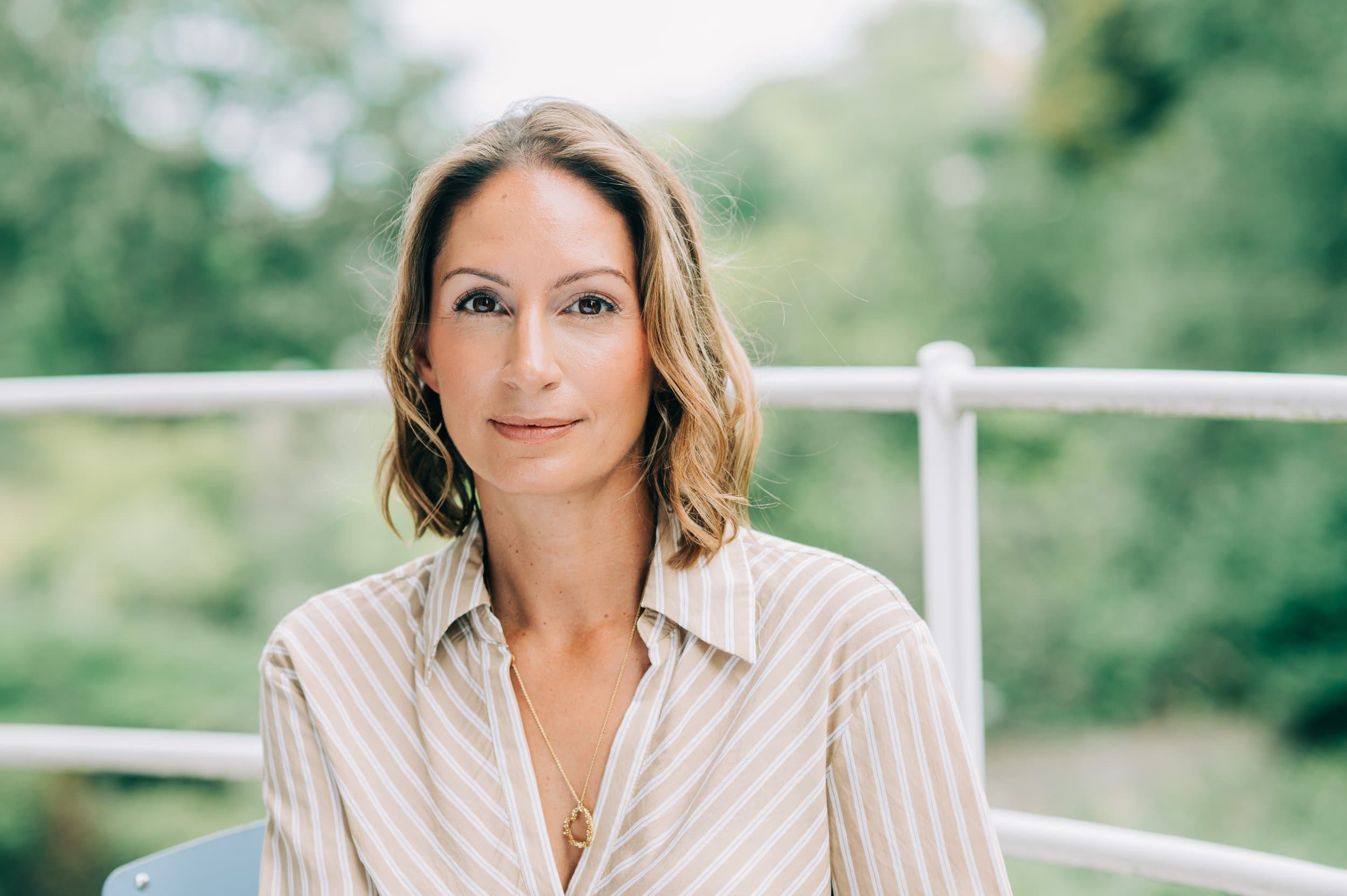 Professional headshot photography by Razia Jukes — lorna 320